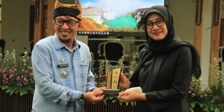 Bupati Eka Putra Pimpim Rombongan Studi Tiru Desa Wisata Taman Sari Banyuwangi