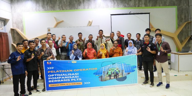 CSR Bukit Asam Latih Operator PLTS