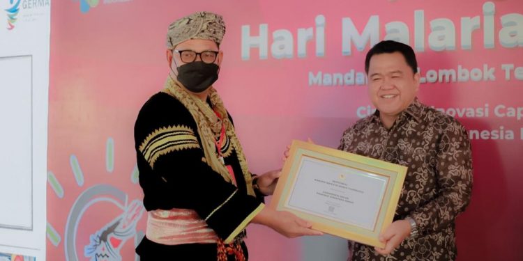 Bupati Solok H. Epyardi Asda, M. Mar Terima Penghargaan Bebas Frambusia Tingkat Nasional di Lombok Nusa Tenggara Barat.