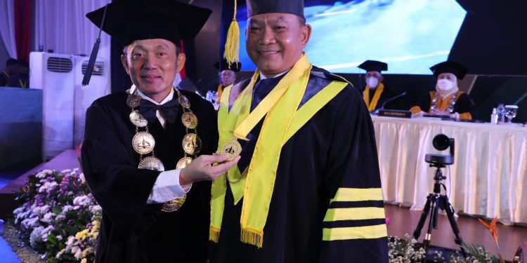 Jenderal Dudung Resmi Sandang Gelar Doktor Secara Cum Laude