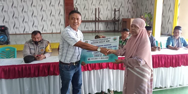 130 Kepala Keluarga Nagari Sulit Air Menerima Dana BLTDD