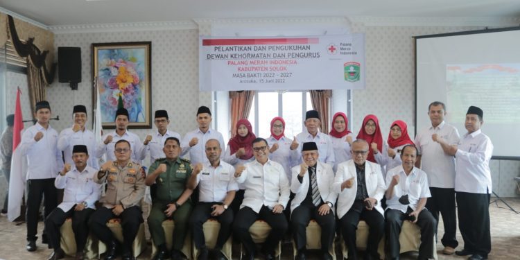 Bupati Solok melantik dan mengukuhkan Dewan Kehormatan Pengurus PMI Kab. Solok Masa Bakti 2022-2027