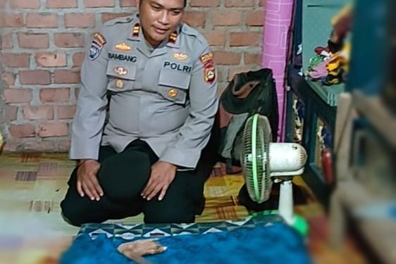 SatBinmas Oki Santuni Penderita 2 Adik Kakak Lumpuh layu