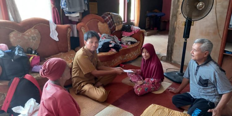 Pengurus Masjid AT-Taubah Salurkan Infak kepada Kaisyah untuk melanjutkan Pendidikan ke pondok pesantren