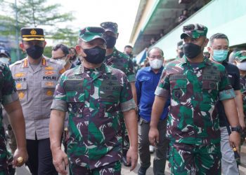 TNI AD Bantu Kesulitan Rakyat, KASAD pantau Minyak Goreng di Pasar Kramat Jati