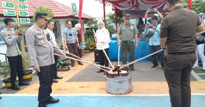 Kejari PALI Musnahkan Sabu Dan Senpi
