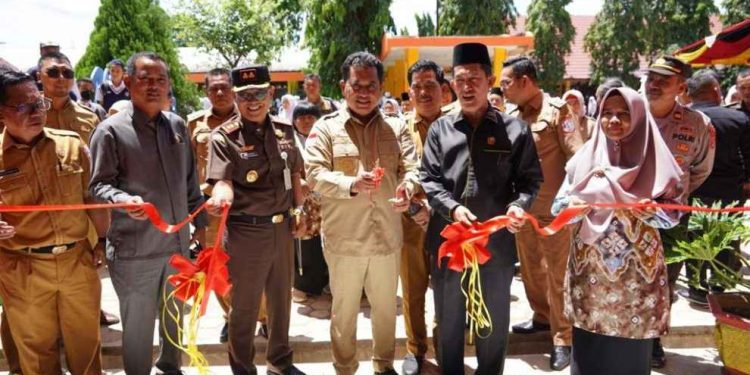Tingkatkan Dunia Pendidikan, Bupati Askolani Resmikan Gedung SMP N 1 Banyuasin III Serta Penyerahan Buku Tulis Siswa 