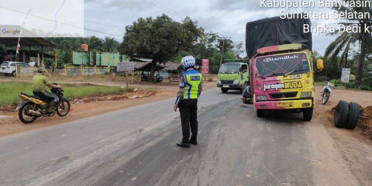 Gerak Cepat, Sat Lantas Polres Banyuasin Atur Lalu Lintas Saat Truk Patah Serumbung