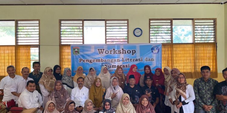 Habibullah,S.Pd.MM dan Elfi Noviarni,S.Pd Jadi Narasumber Workshop di SMPn 4 Kubung