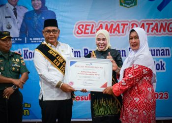 Lagi, Bupati Solok Terima Penghargaan Kesekian kalinya Atas Kesusksesan Dalam Tangani Stunting