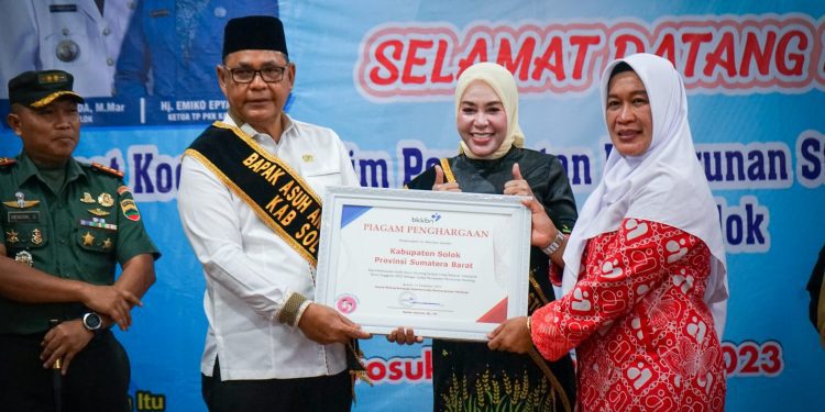 Lagi, Bupati Solok Terima Penghargaan Kesekian kalinya Atas Kesusksesan Dalam Tangani Stunting