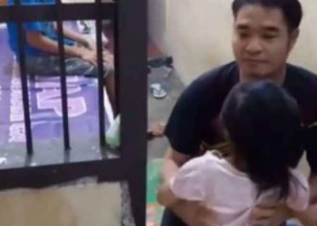 Viral, Seorang Polisi Membukakan Pintu Tahanan Ketika Anak Perempuan Membezuk Ayahnya Dipenjara
