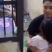 Viral, Seorang Polisi Membukakan Pintu Tahanan Ketika Anak Perempuan Membezuk Ayahnya Dipenjara