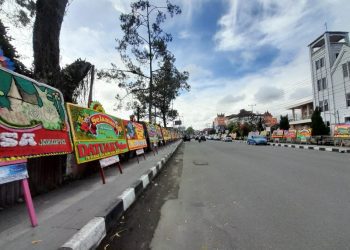 Karangan Bunga Sejauh 1 km, Curi Perhatian Warga Bukittinggi