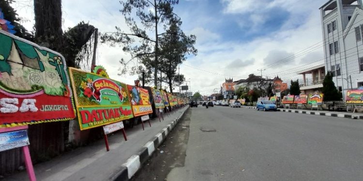 Karangan Bunga Sejauh 1 km, Curi Perhatian Warga Bukittinggi