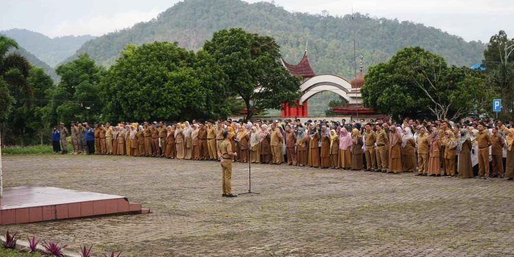 Pimpin Apel Pagi , Sekda Medison Ajak ASN dan THL Lebih Disiplin Lagi
