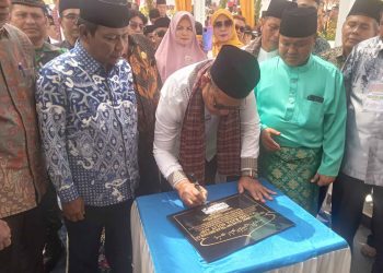 Masyarakat Tumpah Ruah Menyaksikan peresmian Masjid 15 Milyar.