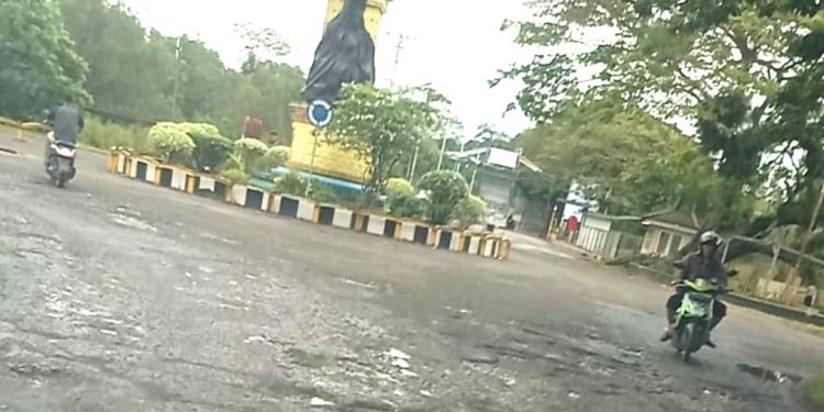 Jalan Poros Antar Kecamatan Rusak, Masyarakat Himbau Pemerintah dan Perusahaan Bersama Sama Perbaiki Jalan