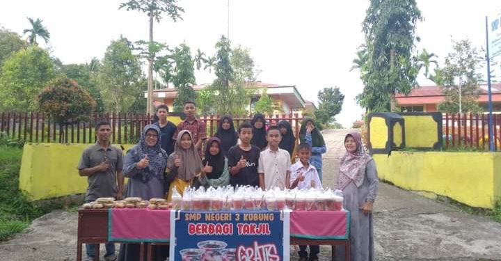 SMPN 3 Gantung Ciri Berbagi Takjil Gratis Dibulan Puasa