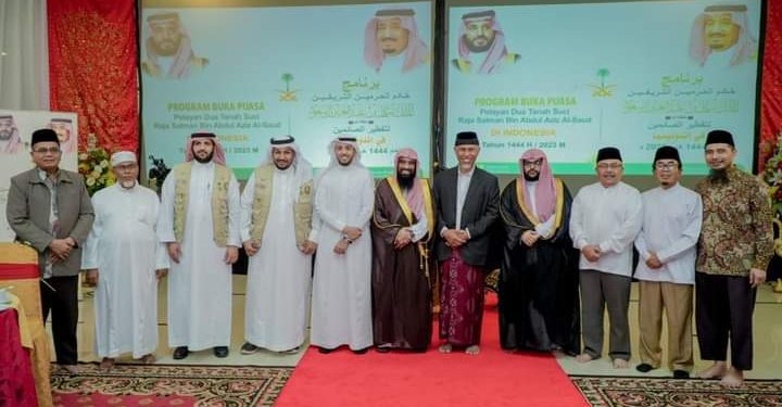 Arab Saudi Bagikan 1.000 Alqur’an Saat Berbuka Bersama