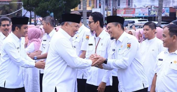 Zul Elfian Pimpin Apel Gabungan dihari Pertama Kerja