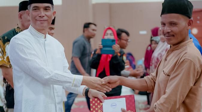 Baznas Kabupaten Solok Serahkan Santunan
