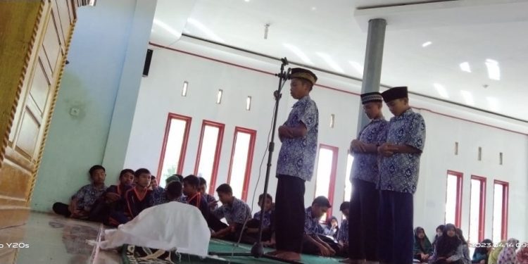 Di Penutup Pesantren Ramadhan SMPN 5 Lembang Jaya Mengadakan Lomba Sholat Jenazah Dan Hafihz Qur’an