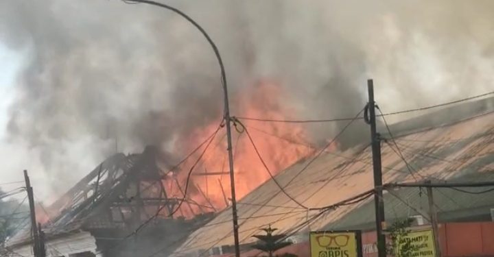 Sebuah Ledakan Terdengar Ketika RS Salak Kota Bogor dilalap Api