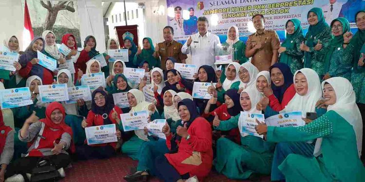 Kelurahan VI Suku Juara Umum Pada Jambore Kader PKK Berprestasi kota Solok 2023