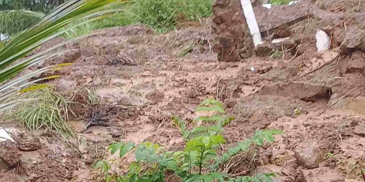 Akibat Hujan Deras ,Sejumlah Mayat Di Seberang Padang Hanyut