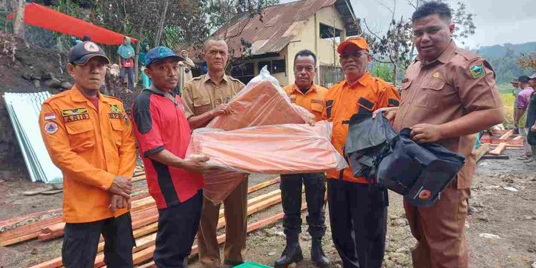 BPBD Kab.Solok Serahkan Bantuan Kepada Korban Kebakaran di Jaro Batu Jorong Pakan Jumat Nagari Jawi Jawi
