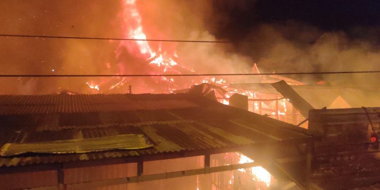 1 Unit Rumah dan 2 Toko Dilalap Api Di Marapalam, kerugian 1,1 Milyar