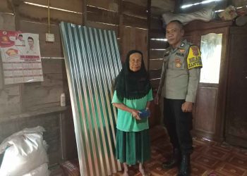 Aiptu Suryadi Berikan Bantuan Kepada Nenek Darami
