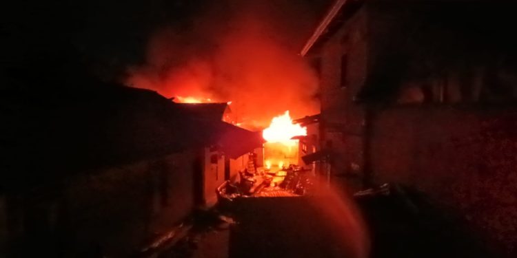 Rumah dikawasan Cengkeh Terbakar dini hari, 8 Unit Damkar ikut memadamkan api