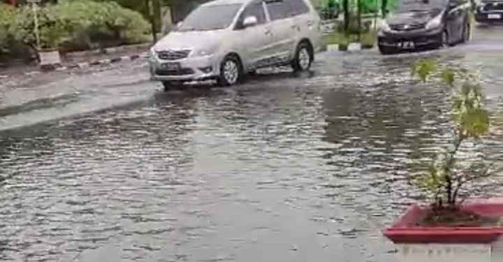 Hujan Deras membuat Padang Dikepung Banjir.