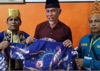 Gubernur Sumbar Lelang Baju Guna Pembebasan Lahan Masjid IKM Tasikmalaya