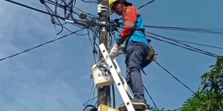 PLN Batam Tindaklanjuti Keluhan Masyarakat & Lakukan Penataan dan Perbaikan Kabel Semrawut
