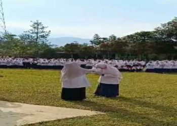 Kepala MTsN 6 Solok Rusmaida Berikan Reward kepada syakirah Syahda Khalila setelah upacara Bendera