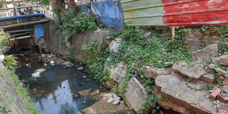 Miris, Diusulkan 3 Tahun Lalu, Ambrolnya Dinding Talud Sungai Muntang Tapus Mulai Robohkan Pagar Rumah Warga