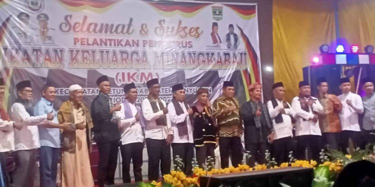 H.Gusra Yetri,SH Datuak Rajo Mangkudun melantik Pengurus IKM Kecamatan Betung