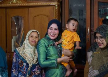 Kendalikan stunting di Kabupaten Solok Ny. Emiko Epiyardi Asda serahkan bantuan PMT