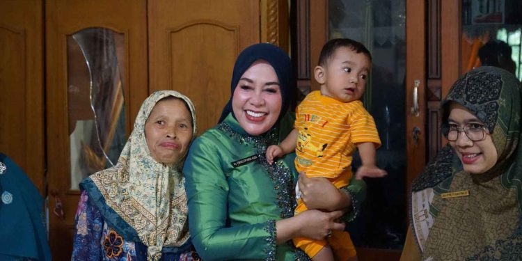 Kendalikan stunting di Kabupaten Solok Ny. Emiko Epiyardi Asda serahkan bantuan PMT