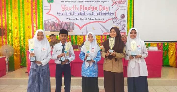 Siswi SMPN 2 Kubung Juara 1 Lomba English Speech Contest yang Diadakan MGMP B.Inggris
