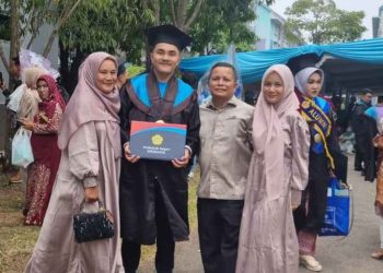 Ananda M.Fahmi Aziz,S.Tr.T putra dari Faisal Mursyid,SH. Dt.Talangik diwisuda bersama 2.556 wisudawan dan wisudawati lainnya