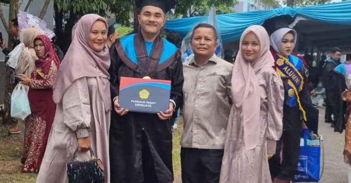 Ananda M.Fahmi Aziz,S.Tr.T putra dari Faisal Mursyid,SH. Dt.Talangik diwisuda bersama 2.556 wisudawan dan wisudawati lainnya