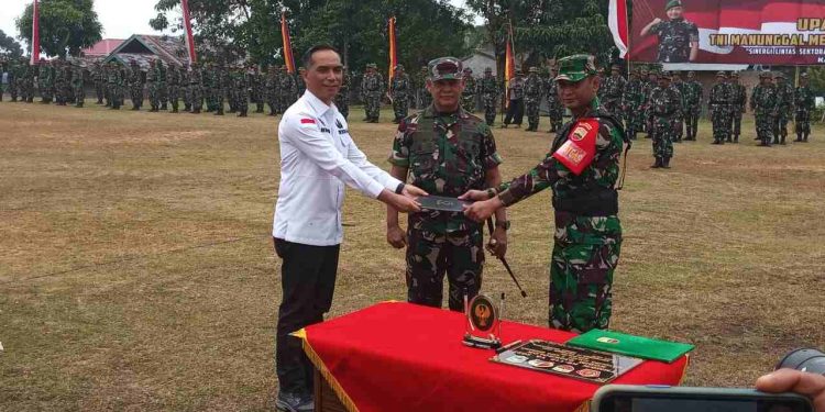Danrem 032 Wira Braja Menutup Pengabdian TMMD Ke 118 Tahun 2023 secara resmi di Tanjung Alai