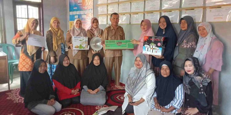 DPPKB Kota Solok Serahkan Bantuan Alat Masak ke UPPKA Ladya Kelurahan IX Korong