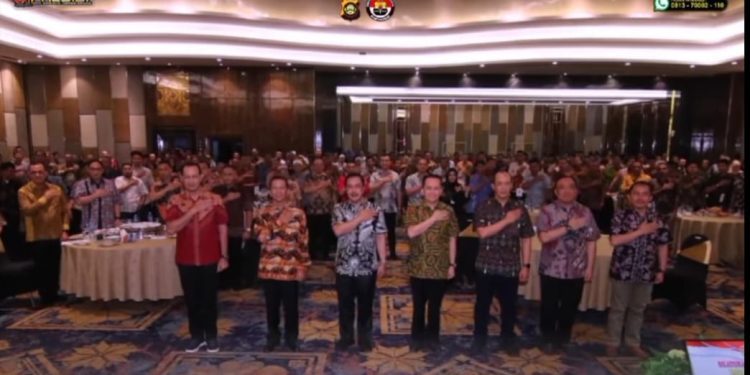 Wakapolri Komjen Pol Drs.Agus Andrianto ,S.H. ,M.H., Menyerahkan cindera mata kepada Pengurus BMKM Sumsel
