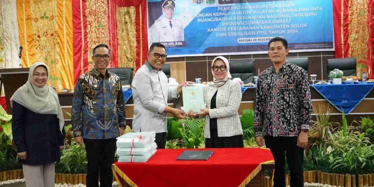 Kantor ATR/BPN Wilayah Sumbar serahkan 147 Sertifikat di Kabupaten Solok