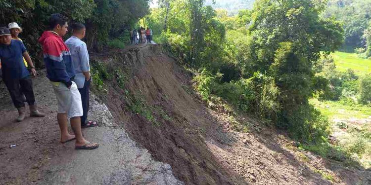 Jalan Sariak ke Sungai Abu Longsor, Bupati Solok Segera Menginstruksikan Dinas PUPR dan BPBD Ke Lapangan